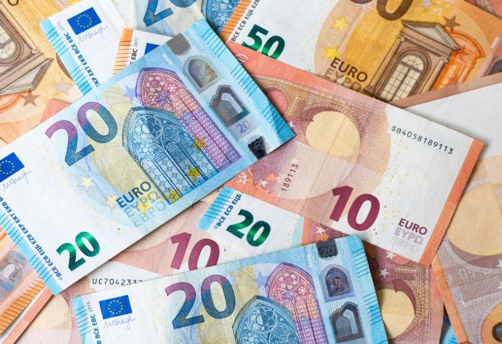 Επίδομα 1.200 ευρώ: Πόσα χρήματα θα παίρνουν τον μήνα οι 18 έως 29 ετών