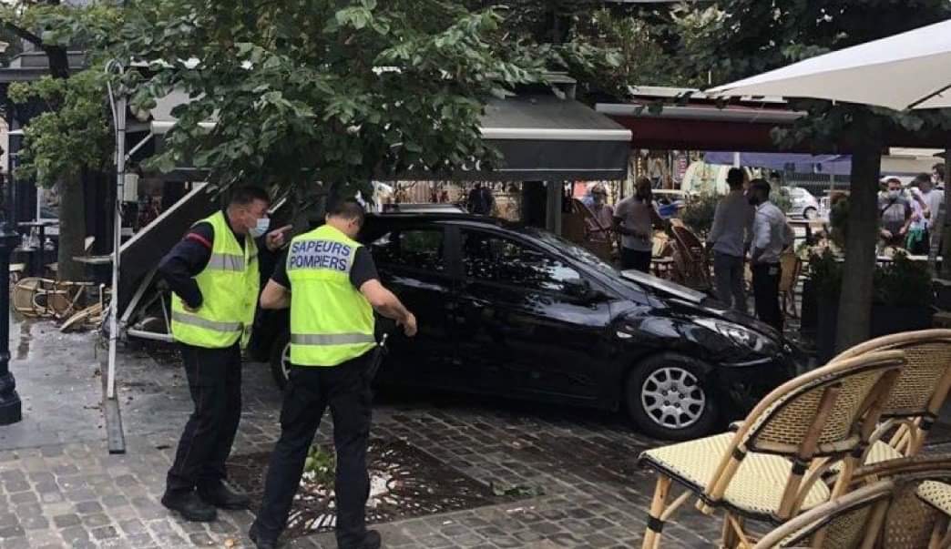 Συναγερμός στη Γαλλία για αυτοκίνητο που έπεσε σε θαμώνες καφετέριας [βίντεο]