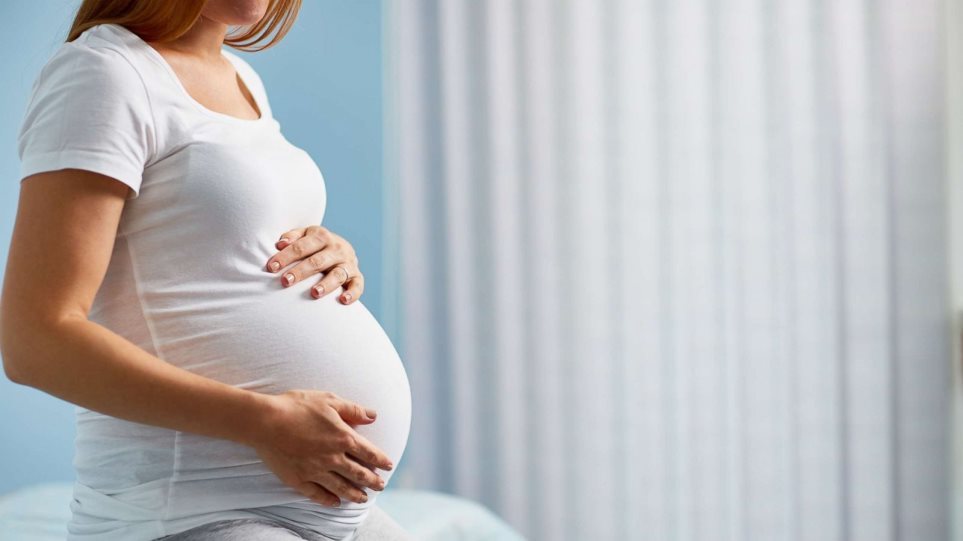 Μόσιαλος: Πολύ υψηλή η προστασία του εμβολίου της Pfizer στις έγκυες