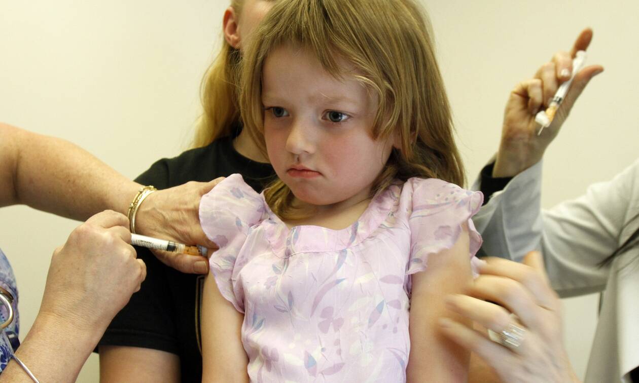 Κορονοϊός: Ποιες είναι οι παρενέργειες στα παιδιά μετά τα εμβόλια