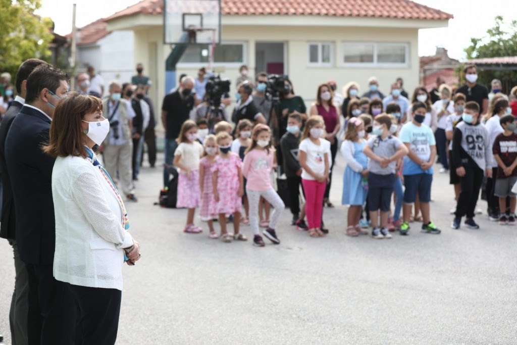 Σακελλαροπούλου – Βρέθηκε στο δημοτικό Αγίας Άννας στην Εύβοια: Ευτυχώς είμαστε όλοι εδώ – Έτοιμοι για ανασυγκρότηση