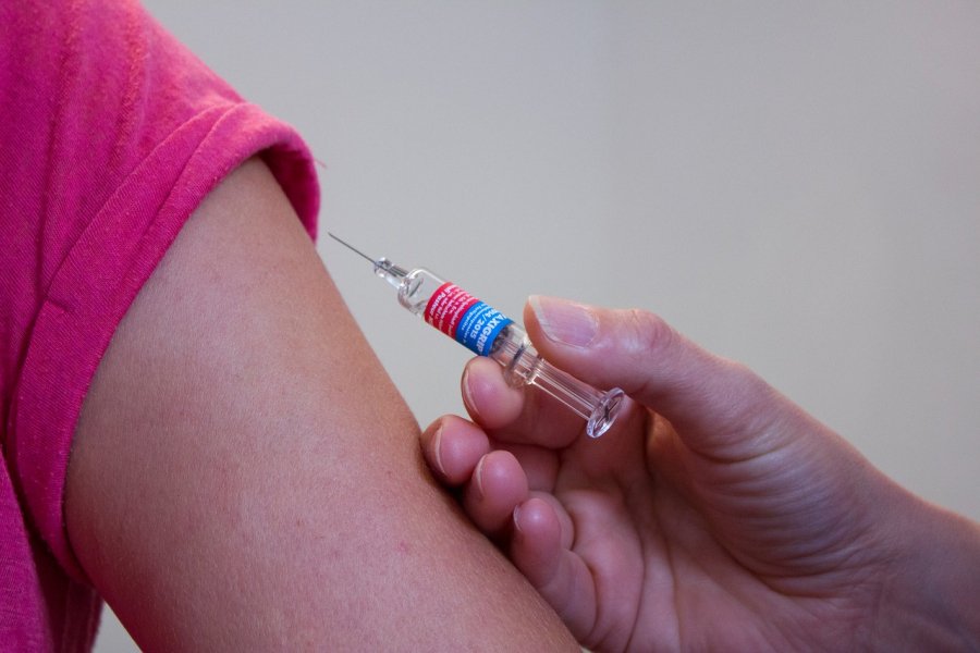 Έρχεται ειδικός νόμος για τους «μαϊμού» εμβολιασμούς