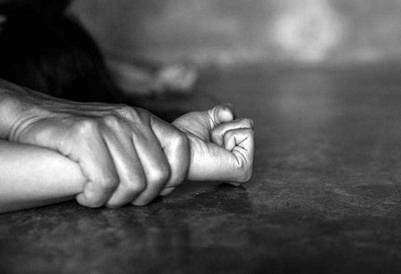Τραγικές στιγμές για 15χρονη: Καταγγέλλει βιασμό από 36χρονο με τη βοήθεια της συντρόφου του