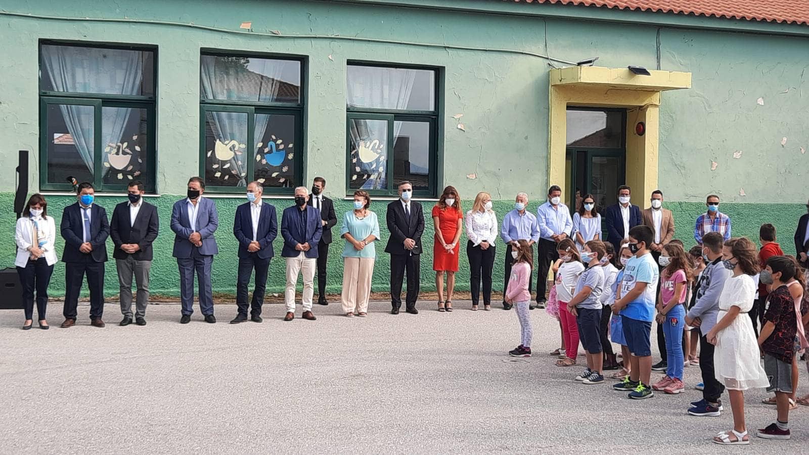 Στο Δημοτικό Σχολείο Αγίας Άννας ο Κώστας Γαλάνης μαζί με την πρόεδρο της Δημοκρατίας