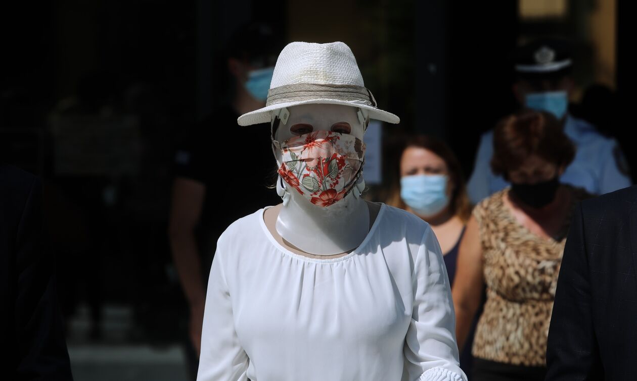 Επίθεση με βιτριόλι: «Ξέσπασε» σε κλάματα έξω από το δικαστήριο δημοσιογράφος