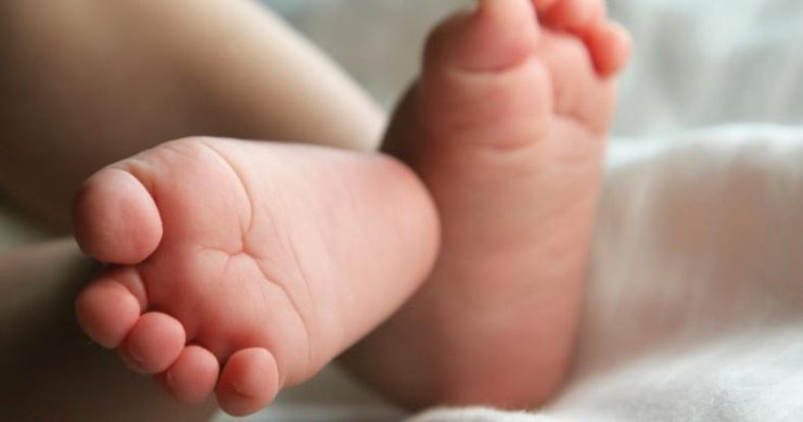 Βρέφος 3,5 μηνών νοσηλεύεται με κορονοϊό – ΕΚΠΑ: Αυξήθηκαν οι μολύνσεις σε παιδιά