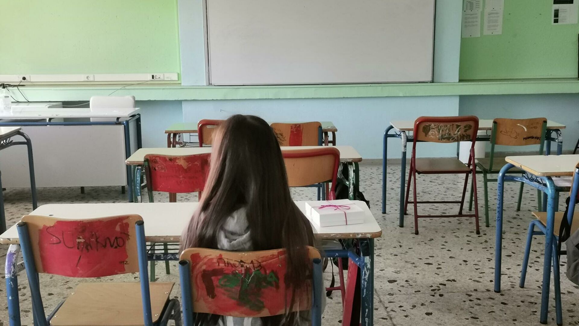 ΣΟΚ σε σχολείο: Μαθήτρια πήγε στην τάξη με κουζινομάχαιρο – Ήθελε να σκοτώσει σημαιοφόρο και παραστάτες ΣΟΚ σε σχολείο: Μαθήτρια πήγε στην τάξη με κουζινομάχαιρο – Ήθελε να σκοτώσει σημαιοφόρο και παραστάτες