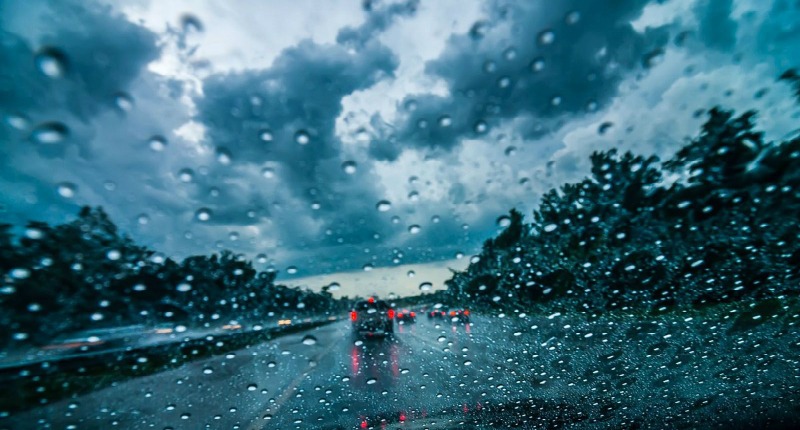 Οδήγηση στην βροχή: Τι πρέπει να προσέχετε – Οι «χρυσοί κανόνες»