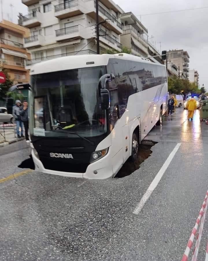 Κακοκαιρία «Μπάλλος»: Η άσφαλτος «κατάπιε» λεωφορείο – Έπεσε σε γούβα 5 μέτρων