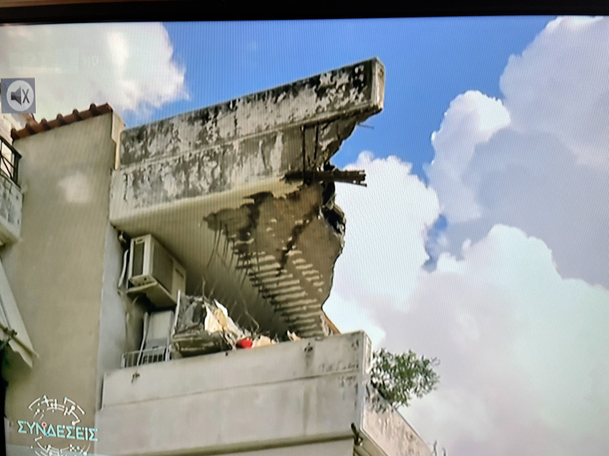 Κακοκαιρία «Μπάλλος»: Έπεσε μπαλκόνι πολυκατοικίας στο Χαλάνδρι