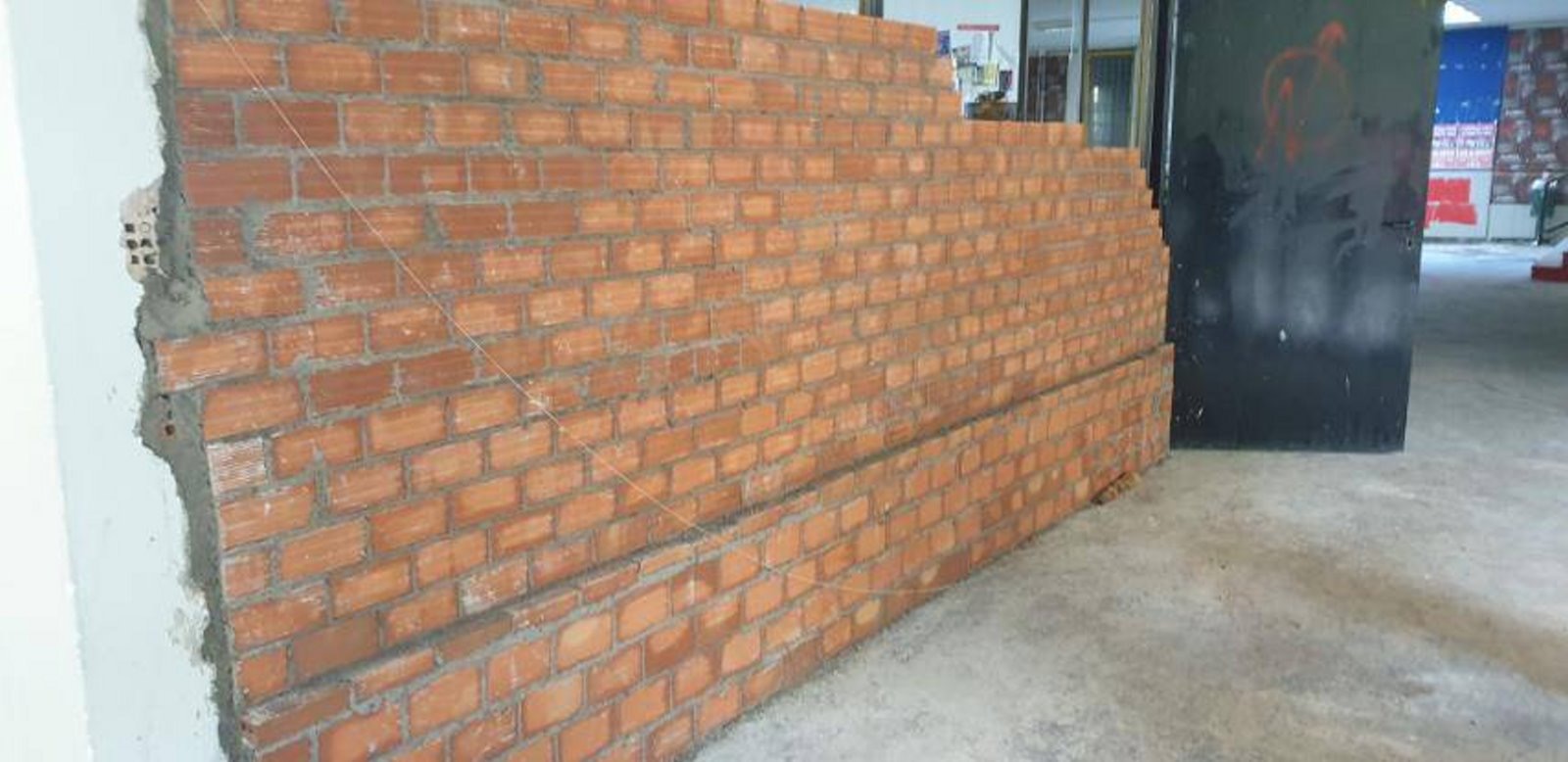 Φοιτητές πήγαν να χτίσουν… τοίχο μέσα στο ΕΜΠ -Κατεδαφίστηκε με εντολή Θεοδωρικάκου [εικόνες]