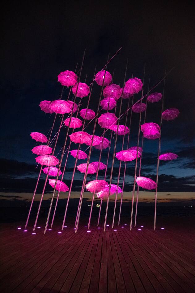 Θεσσαλονίκη: Ροζ φωτίστηκαν οι «Ομπρέλες» στη Νέα Παραλία