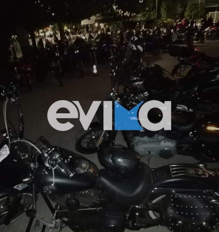 Ροβιές Εύβοιας: Μοτοσικλετιστές από όλη την Ελλάδα πλημμύρισαν την πλατεία – Στήριξη στους πυρόπληκτους [εικόνες]