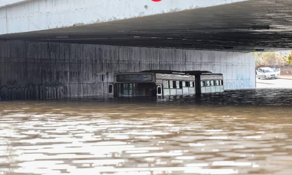 Κακοκαιρία «Μπάλλος»: Εισαγγελική έρευνα για το λεωφορείο που «βυθίστηκε» στη Συγγρού