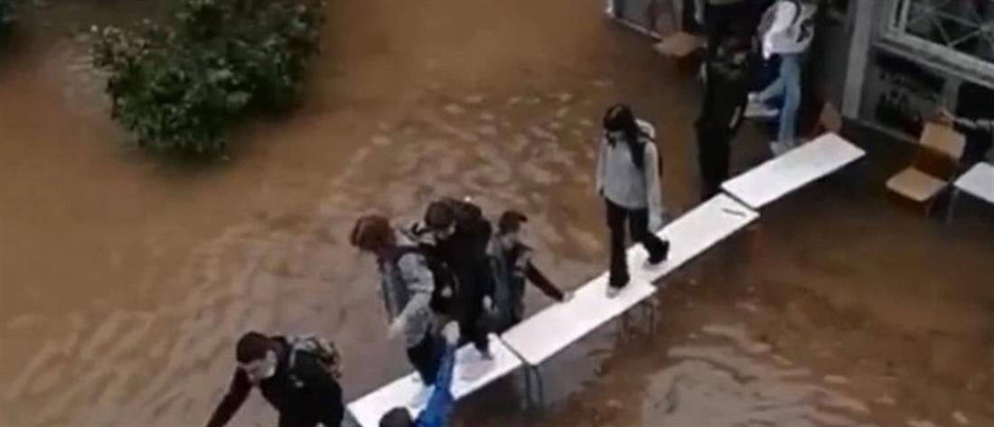 Κακοκαιρία “Μπάλλος”: Απεγκλωβισμός μαθητών με “γέφυρα” με θρανία [βίντεο]