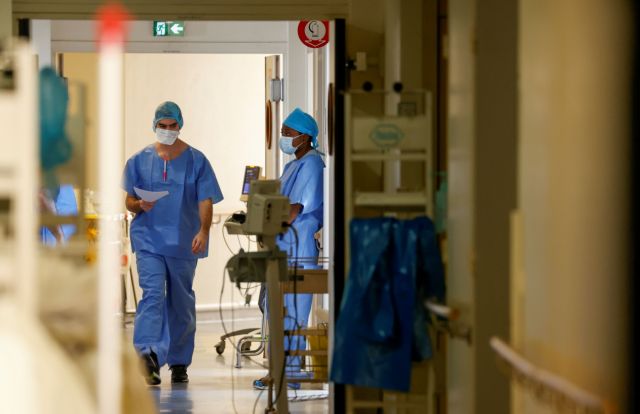 Κορονοϊός: Έως και 5 φορές αυξήθηκαν οι νοσηλείες νέων λόγω της μετάλλαξης Δέλτα