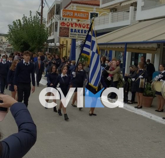 Μαθητική παρέλαση στα Νέα Στύρα: Πλήθος κόσμου με μάσκες στην παραλία