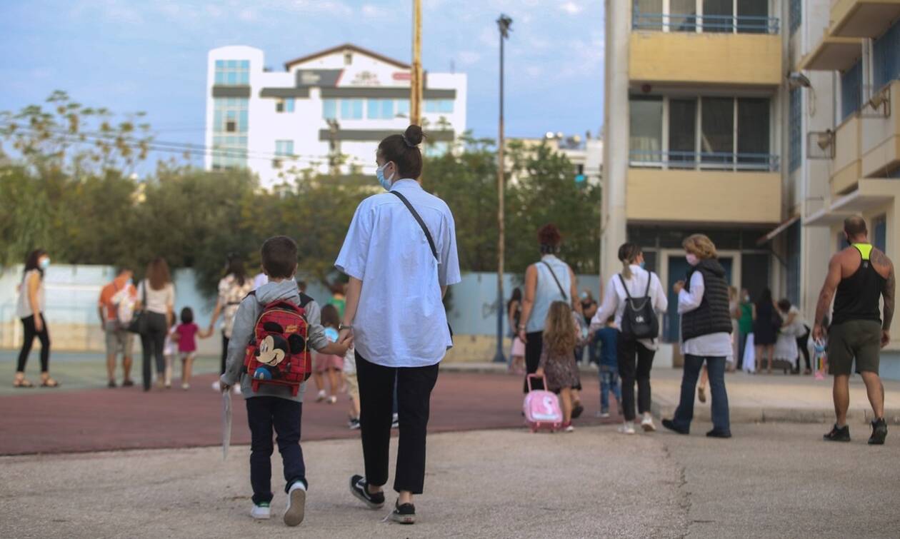 Δάσκος στο evima.gr: Γονείς δεν στέλνουν τα παιδιά τους στο σχολείο λόγω άρνησης των self tests