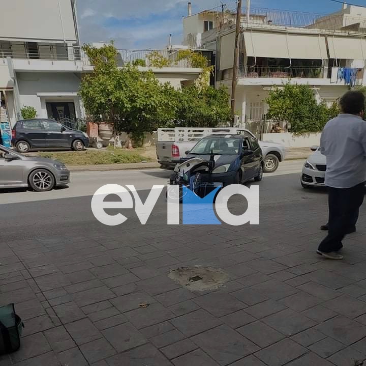 Χαλκίδα: Τροχαίο στη Λ. Καραμανλή – Μηχανή καρφώθηκε σε ΙΧ αυτοκίνητο