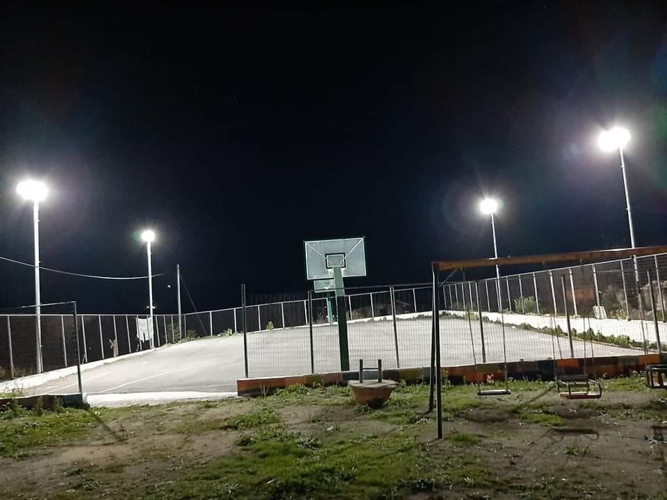 Τσαπουρνιώτης: Φωταγωγήθηκε το γήπεδο μπάσκετ και η είσοδος της Κεράμειας