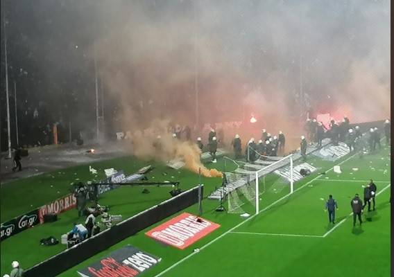 Super League: Σκηνές χάους στο ΠΑΟΚ-Αρης -Ντου οπαδών στον αγωνιστικό χώρο, διεκόπη ο αγώνας