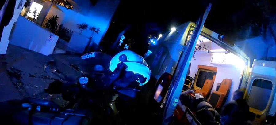 Σε κρίσιμη κατάσταση η 13χρονη που έπεσε από τον 6ο όροφο πολυκατοικίας, το συγκλονιστικό βίντεο της μεταφοράς της