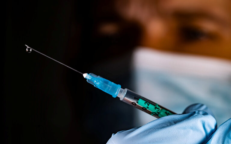 Νέα έρευνα: Τι δείχνουν τα στοιχεία για τα εμβόλια Pfizer και Moderna -Σωτήρια η τρίτη δόση