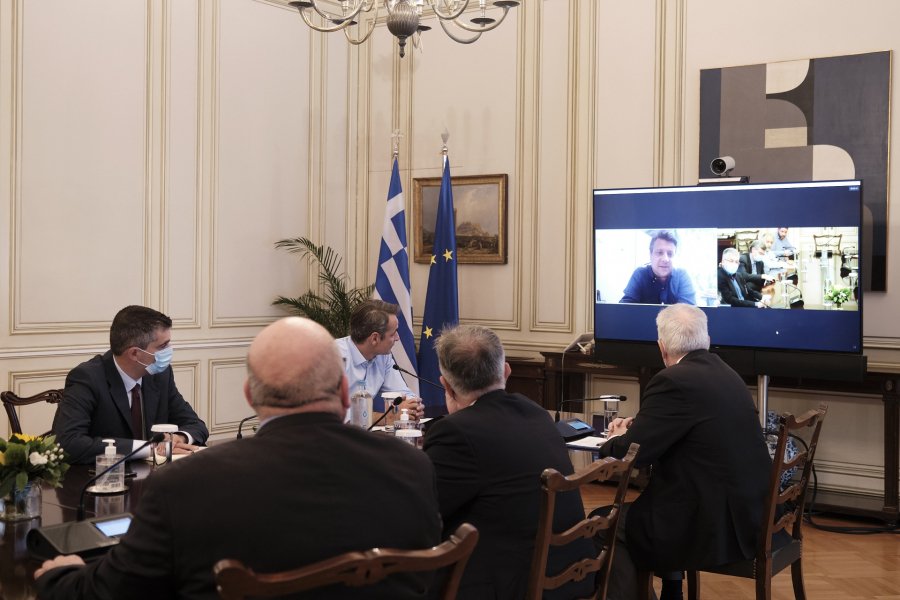 Έκτακτη σύσκεψη στο Μαξίμου με παρόντα τον Τσιόδρα – Φόβοι για νέα «έκρηξη» κρουσμάτων