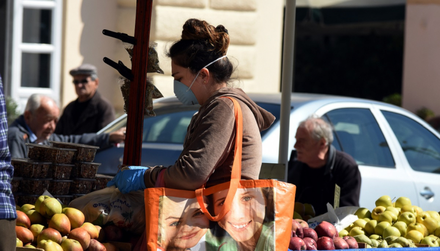 Ακρίβεια στο κόκκινο και φόβος για νέα μέτρα στην εστίαση