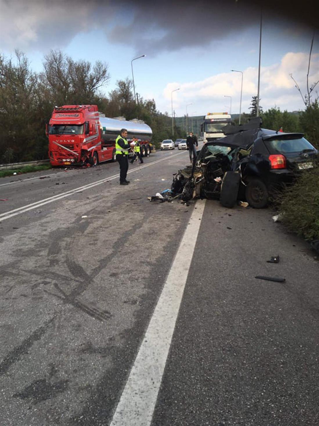 Φονική σύγκρουση ΙΧ με βυτιοφόρο (εικόνες)