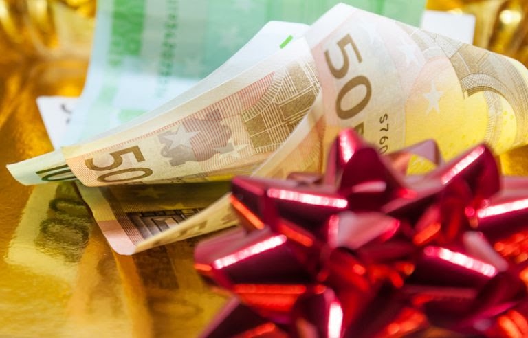 Δώρο Χριστουγέννων: Πότε πληρώνεται – Πώς θα υπολογίσετε πόσα χρήματα θα πάρετε