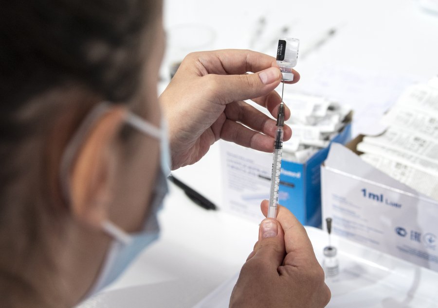 FDA: Έγκριση στα εμβόλια Pfizer και Moderna για όλους τους ενήλικες – Οι οδηγίες για την ενισχυτική δόση