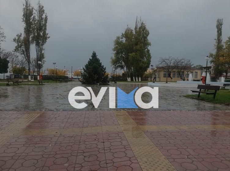 Πολίτες της Ερέτριας στο evima.gr: Το ‘πε και το ‘κανε ο Τσώκος – Διαφορετικός ο στολισμός φέτος στην πόλη (pics)