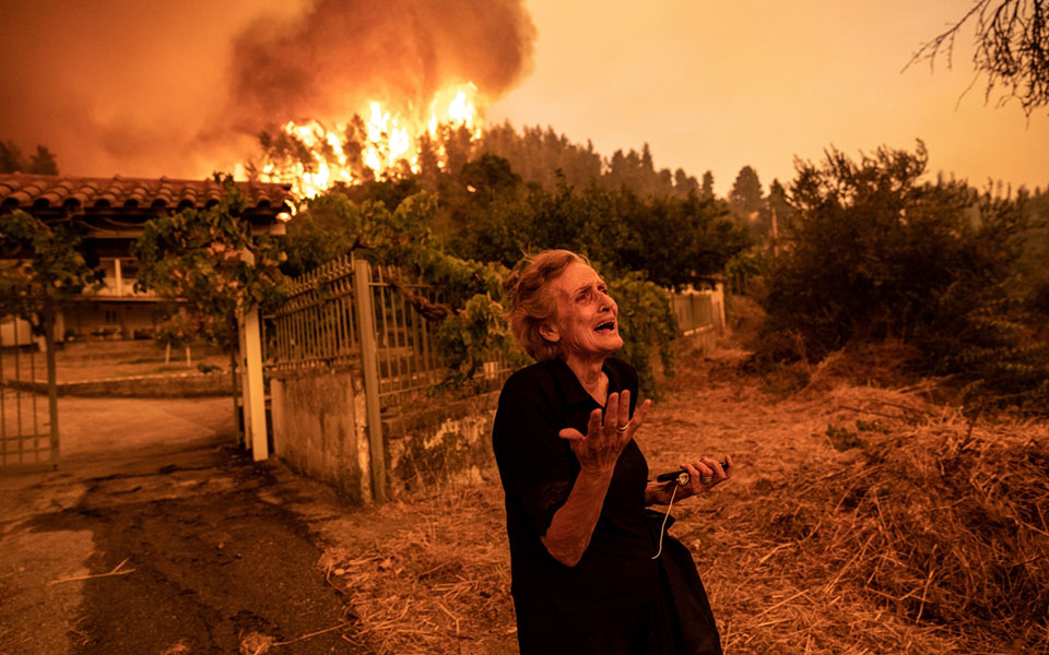 Time: Στις καλύτερες φωτογραφίες η κυρία Παναγιώτα από τις φωτιές στις Γούβες Ευβοίας