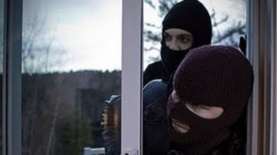Βόρεια Εύβοια: Κουκουλοφόροι λήστεψαν σπίτι στο Πευκί μπροστά στο μικρό γιό της οικογένειας