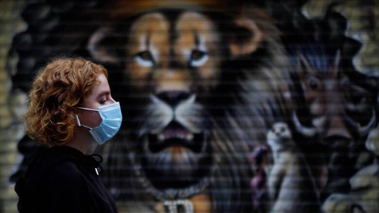 Κορονοϊός: Επαναφορά μάσκας στους εξωτερικούς χώρους και τηλεργασία
