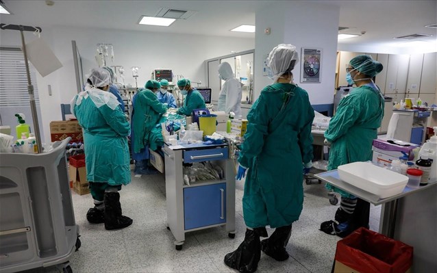 Κορονοϊός: Δύο διασωληνωμένοι πέθαναν εκτός ΜΕΘ – Ασφυκτική η κατάσταση στα νοσοκομεία