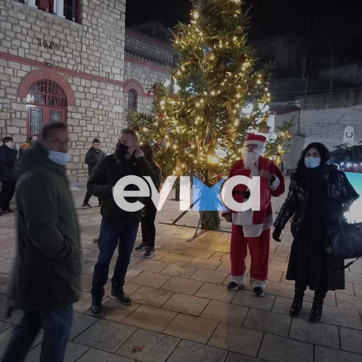 Εύβοια: Άναψε το Χριστουγεννιάτικο δέντρο στη Μακρυκάπα (pics)