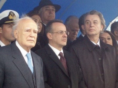 Ο Θανάσης Ζεμπίλης αποχαιρετά τον Κάρολο Παπούλια