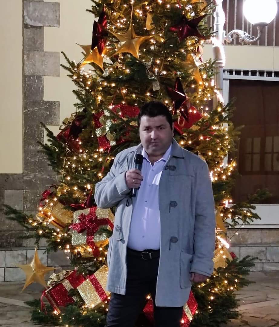 Β. Εύβοια: Άναψε το χριστουγεννιάτικο δέντρο στην Αγία Άννα ο δήμαρχος και σκόρπισε χαρά σε μικρούς και μεγάλους (pics)