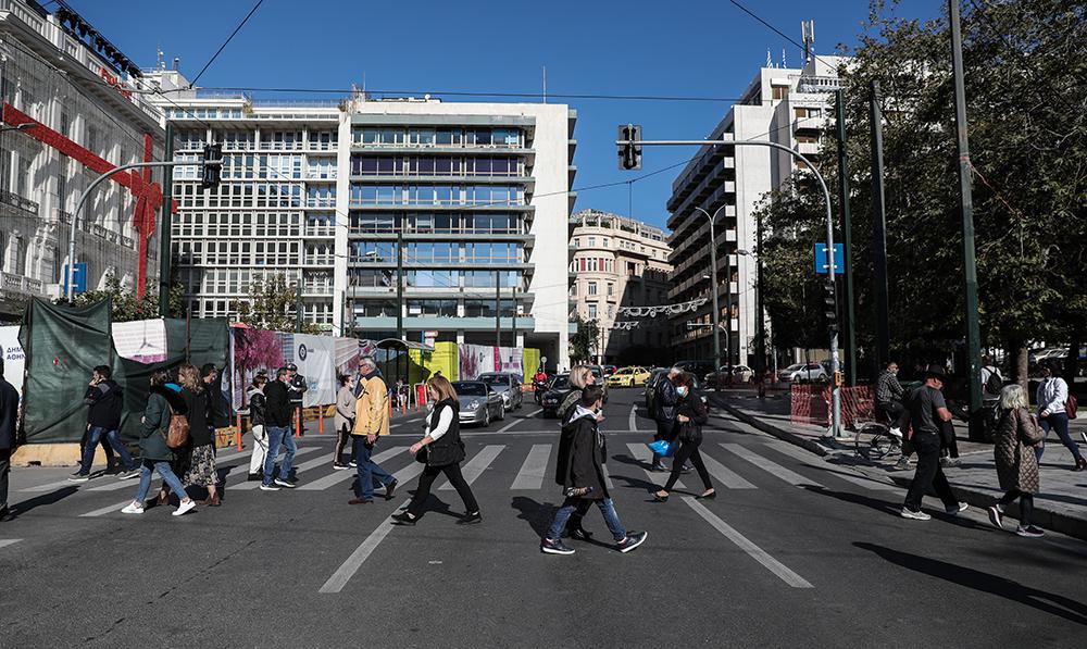 Ηλίας Μόσιαλος: Τα νεότερα για τη μετάλλαξη Όμικρον -«Αποφύγαμε το πιο δυσμενές σενάριο, όχι ακόμη τον κίνδυνο»