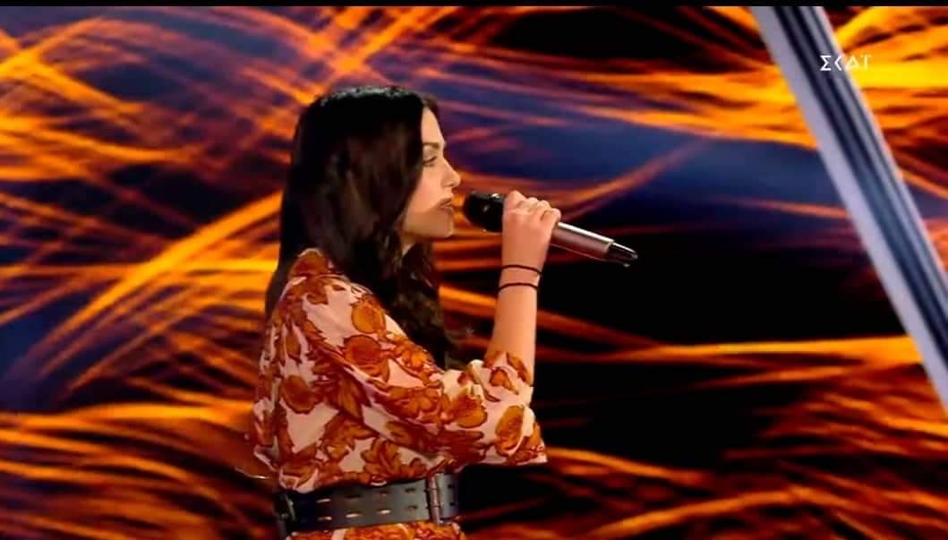 The Voice: Δεν σταματά να μαγεύει με τη φωνή της η Ευβοιώτισσα Εύη Κουλκουβίνη – Πέρασε στα live cross battles (video)