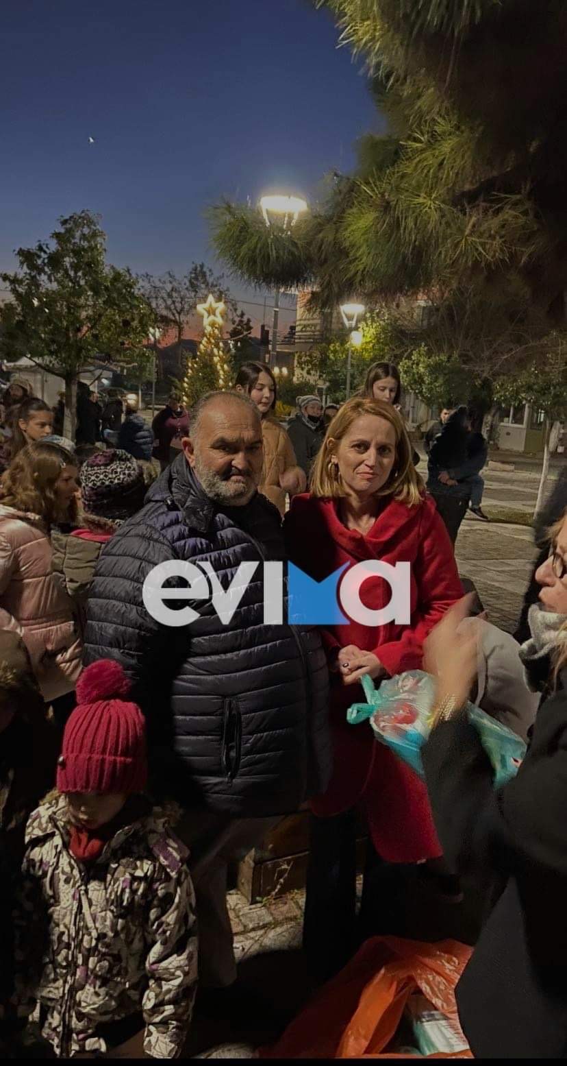 Β. Εύβοια: Παρουσία του αντιδήμαρχου άναψε το Χριστουγεννιάτικο δέντρο στις Ροβιές (pics) Β. Εύβοια: Παρουσία του αντιδήμαρχου άναψε το Χριστουγεννιάτικο δέντρο στις Ροβιές (pics)
