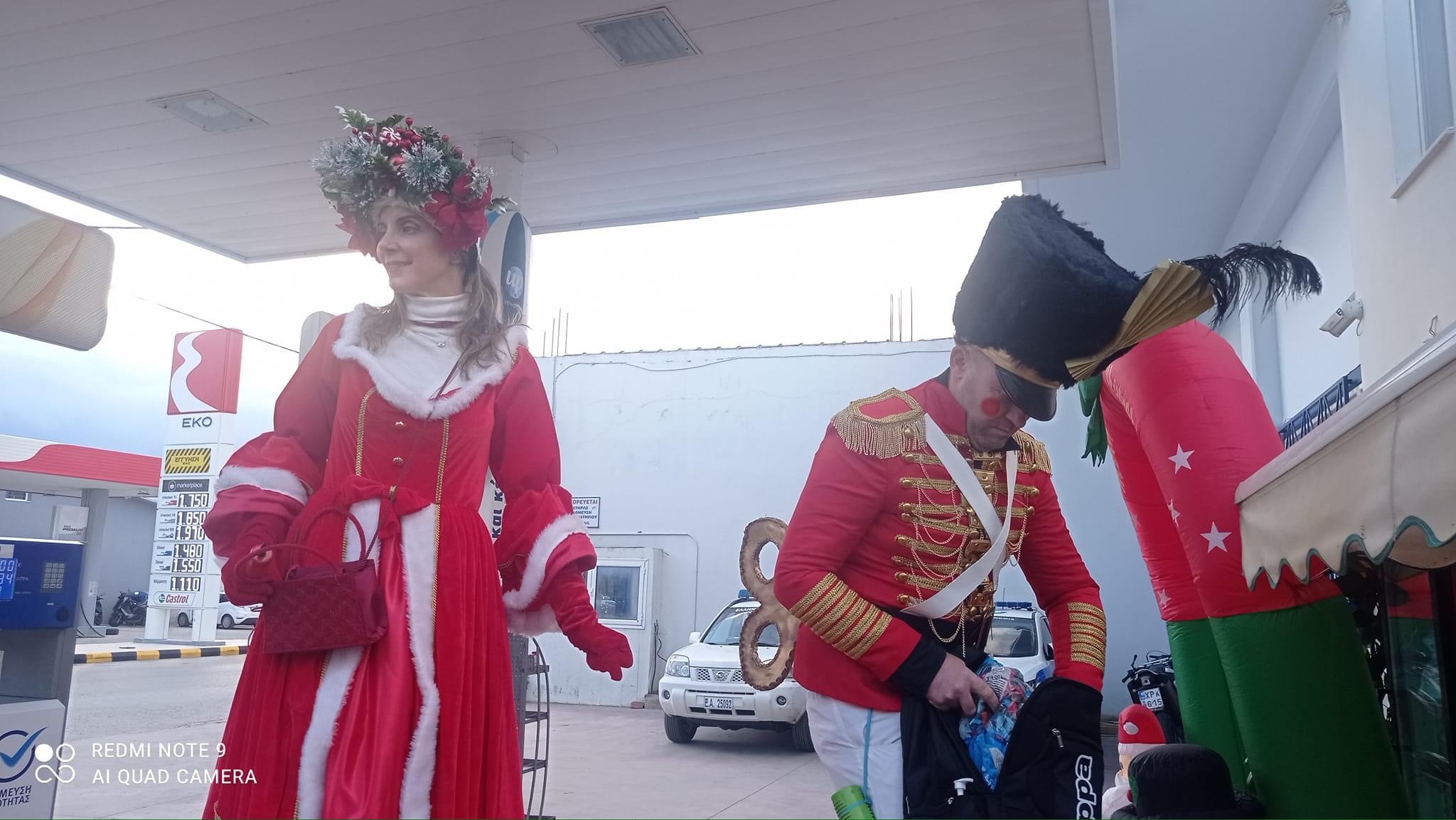 Αλιβέρι: Χριστουγεννιάτικη ατμόσφαιρα στην πόλη με τους ξυλοπόδαρους να κερδίζουν τις εντυπώσεις