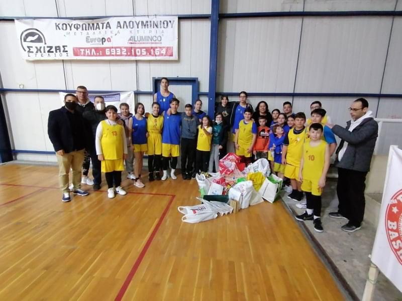 Μοίρασε δώρα και χαμόγελα στα παιδιά του Δ. Μαντουδίου Λίμνης Αγ. Άννας η ακαδημία μπάσκετ Ν. Αρτάκης