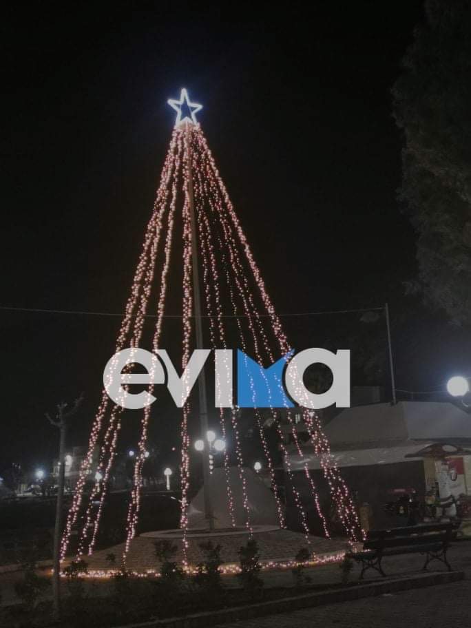 Εύβοια: Έβαλε τα γιορτινά του ο Κάραβος Αλιβερίου – Φωταγωγήθηκε το Χριστουγεννιάτικο δέντρο (pics)