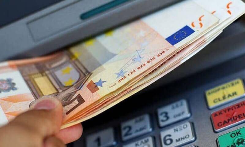 ΑΤΜ: Ως 900 ευρώ μπαίνουν σήμερα από τον «διπλό μποναμά» -Ποιοι θα τα δουν