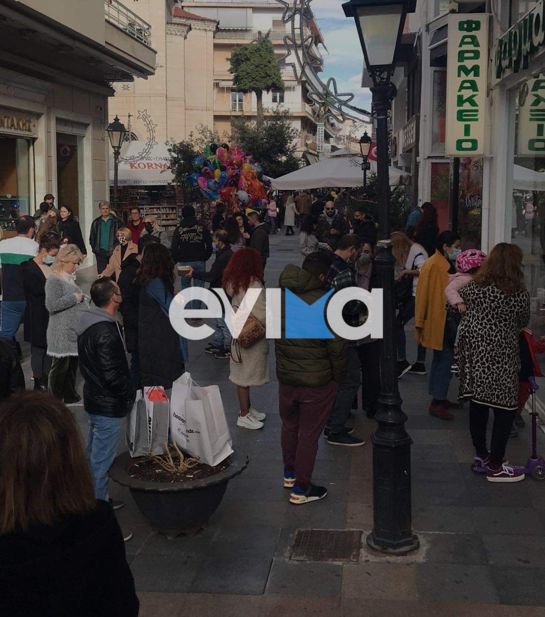 Ρεπορτάζ evima.gr: «Πλημμύρισε» η Χαλκίδα από κόσμο το πρωί της Κυριακής