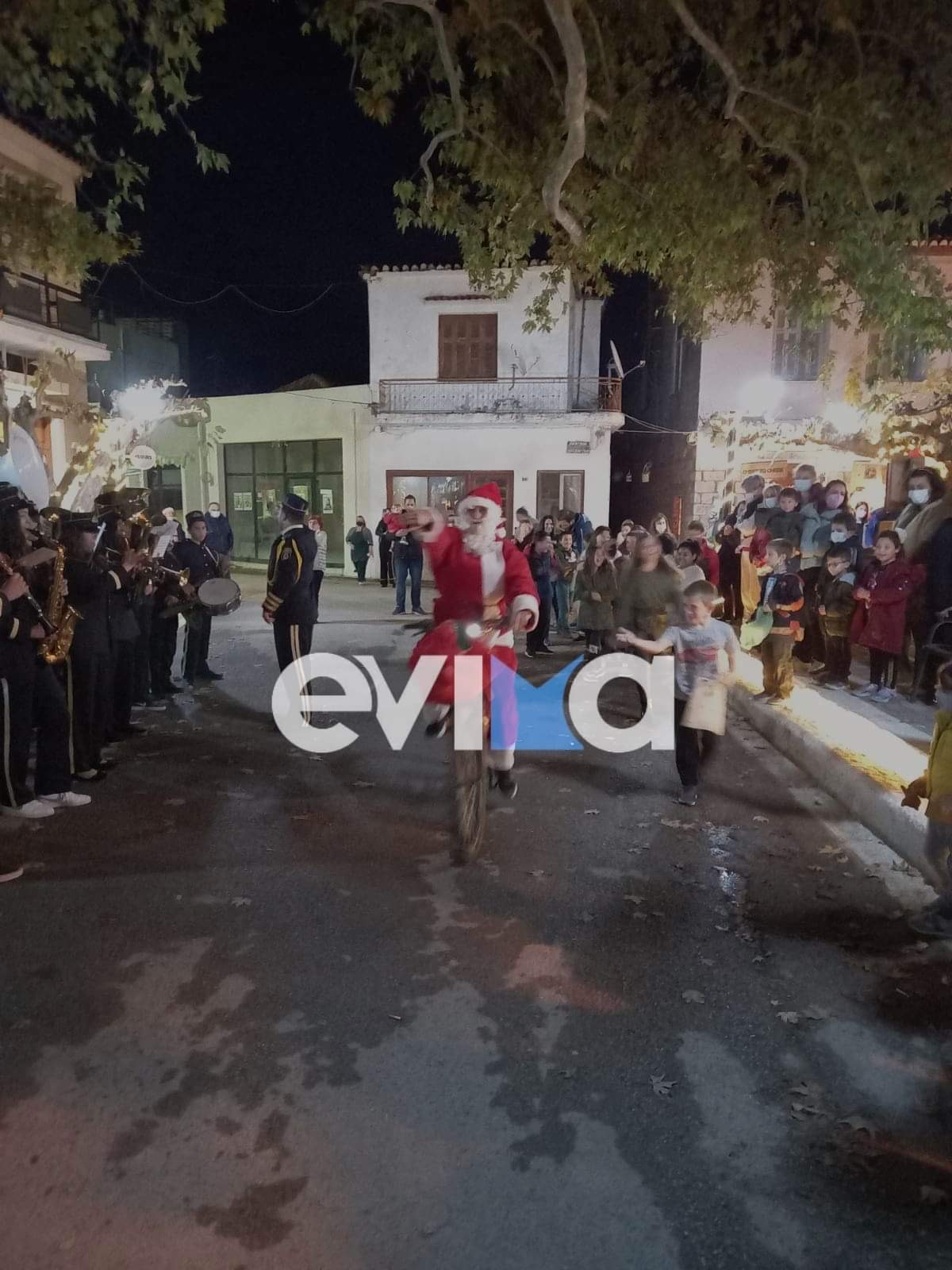 Εύβοια: Με ποδήλατο έφτασε στα Πολιτικά ο Άγιος Βασίλης στο άναμμα του χριστουγεννιάτικου δέντρου (pics)