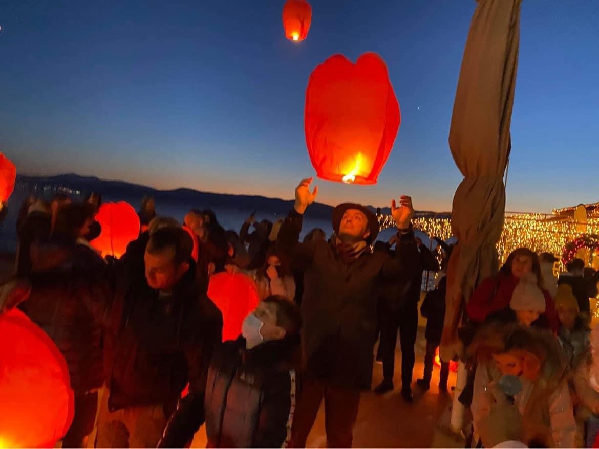 Β. Εύβοια: Γέμισε με φαναράκια ο ουρανός στα Λ. Αιδηψού (pics)